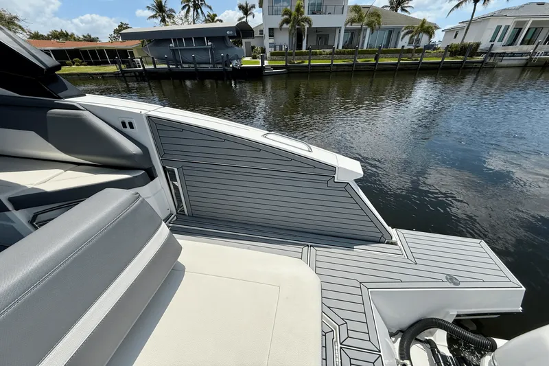 Slide: The Image of Cruisers Yachts 38 GLS 2020 - 22