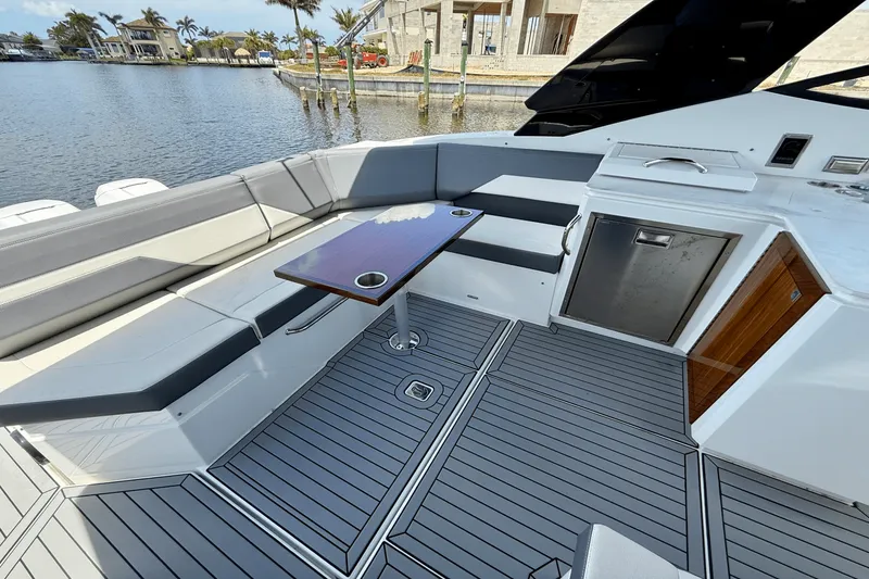 Slide: The Image of Cruisers Yachts 38 GLS 2020 - 25