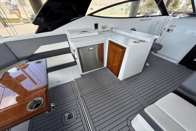 Slide: The Image of Cruisers Yachts 38 GLS 2020 - 27