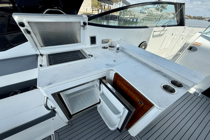Slide: The Image of Cruisers Yachts 38 GLS 2020 - 28