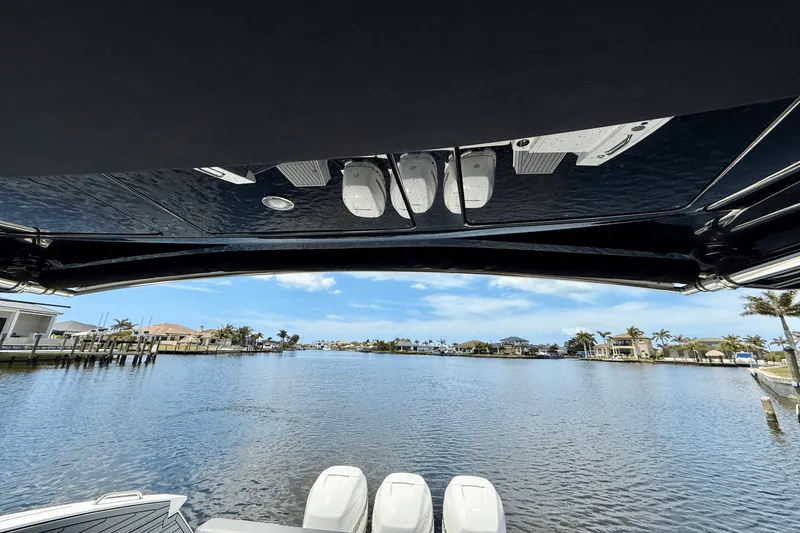 Slide: The Image of Cruisers Yachts 38 GLS 2020 - 29