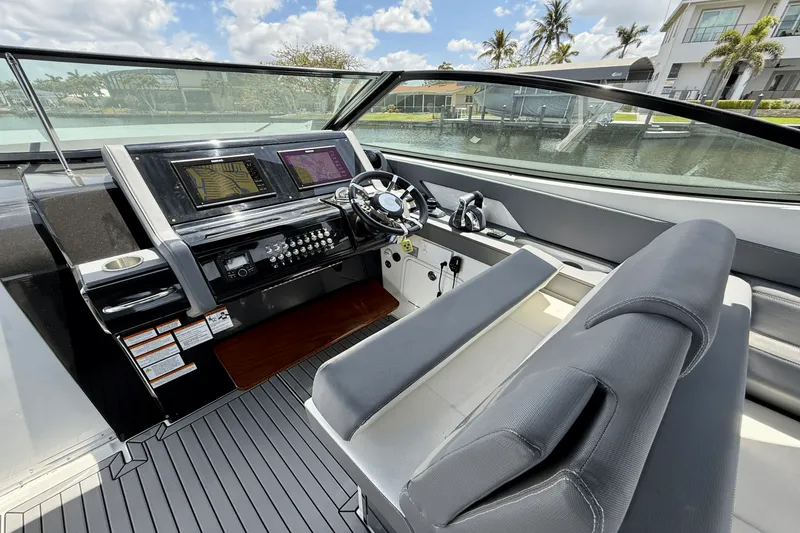 Slide: The Image of Cruisers Yachts 38 GLS 2020 - 31