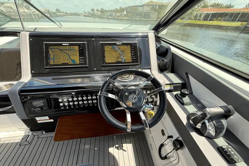 Slide: The Image of Cruisers Yachts 38 GLS 2020 - 32