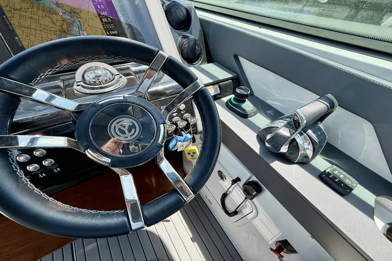 Slide: The Image of Cruisers Yachts 38 GLS 2020 - 34