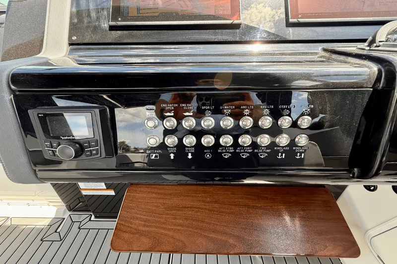 Slide: The Image of Cruisers Yachts 38 GLS 2020 - 35