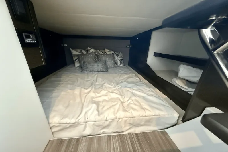 Slide: The Image of Cruisers Yachts 38 GLS 2020 - 40