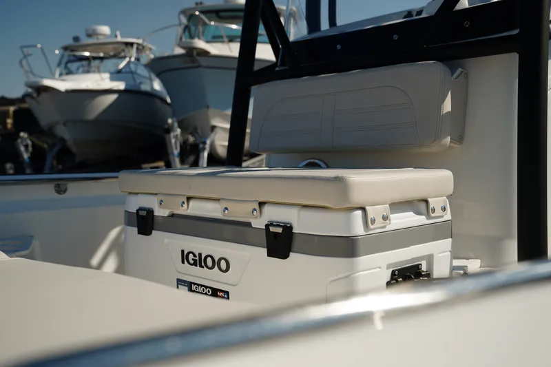 Slide: The Image of Boston Whaler 190 Montauk 2025 - 13