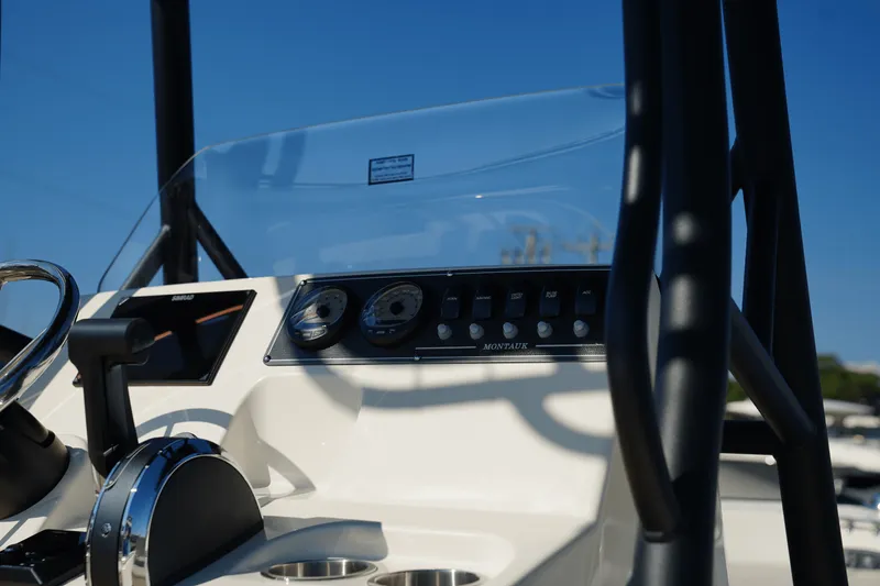 Slide: The Image of Boston Whaler 190 Montauk 2025 - 18