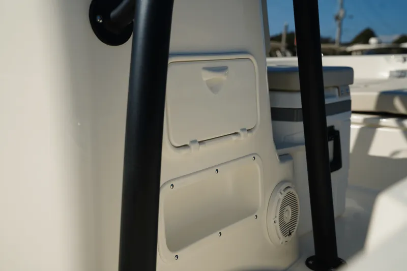 Slide: The Image of Boston Whaler 190 Montauk 2025 - 20