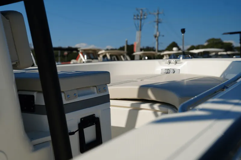 Slide: The Image of Boston Whaler 190 Montauk 2025 - 21
