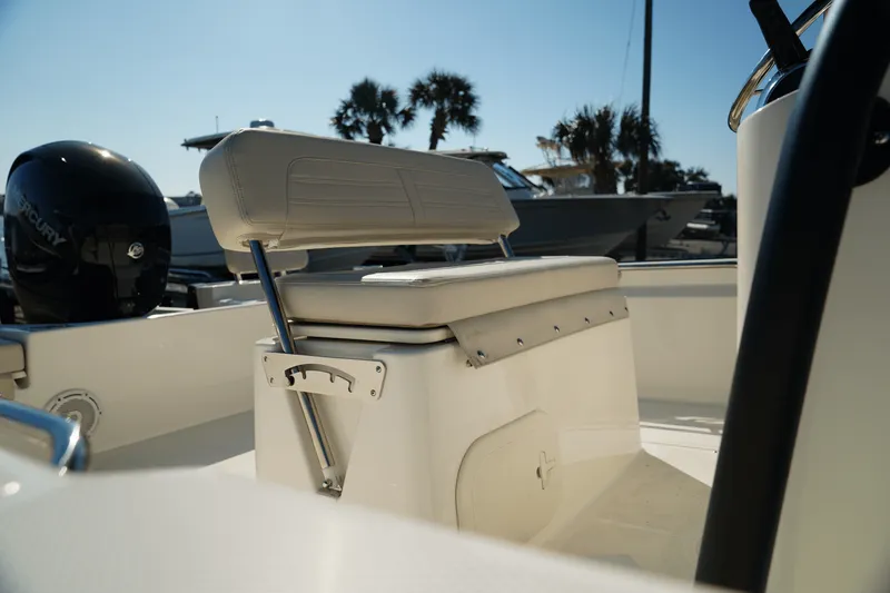 Slide: The Image of Boston Whaler 190 Montauk 2025 - 22