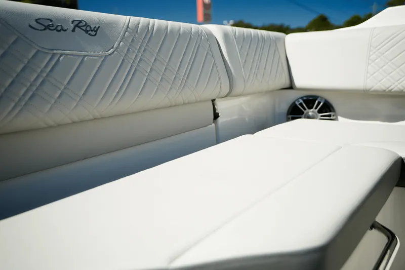 Slide: The Image of Sea Ray SDX 270 Outboard 2025 - 13