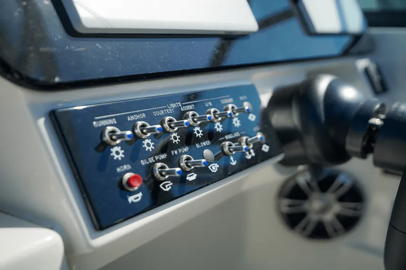 Slide: The Image of Sea Ray SDX 270 Outboard 2025 - 28