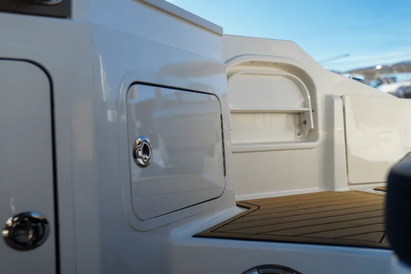 Slide: The Image of Sea Ray SDX 290 Outboard 2025 - 36