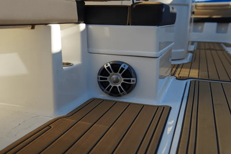 Slide: The Image of Sea Ray SDX 290 Outboard 2025 - 39