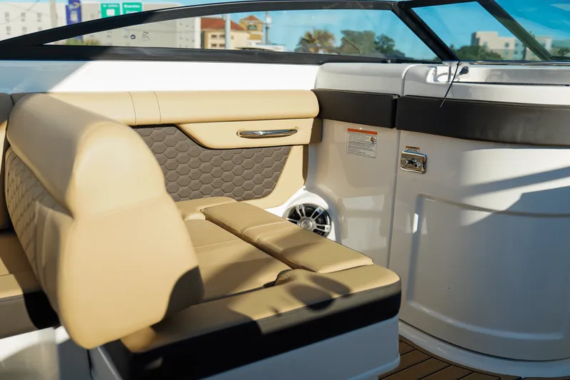 Slide: The Image of Sea Ray SDX 290 Outboard 2025 - 40