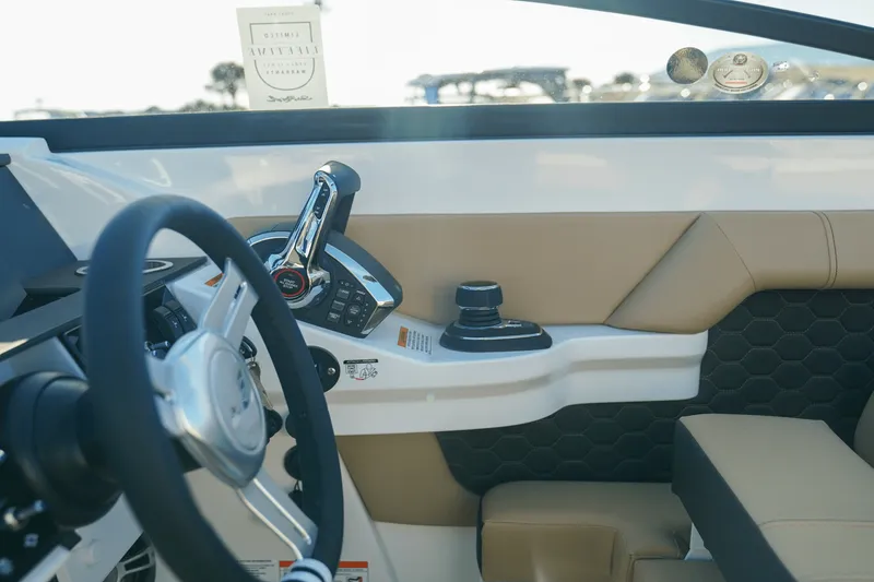 Slide: The Image of Sea Ray SDX 290 Outboard 2025 - 44