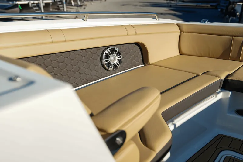 Slide: The Image of Sea Ray SDX 290 Outboard 2025 - 49