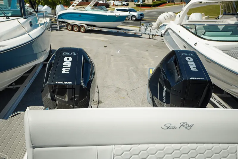 Slide: The Image of Sea Ray Sundancer 320 Outboard 2025 - 15