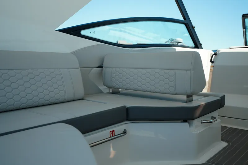 Slide: The Image of Sea Ray Sundancer 320 Outboard 2025 - 16