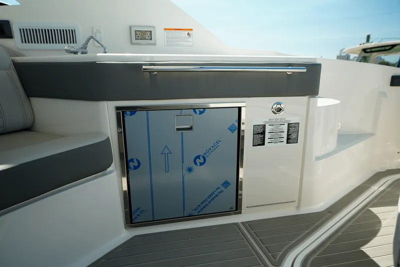 Slide: The Image of Sea Ray Sundancer 320 Outboard 2025 - 18