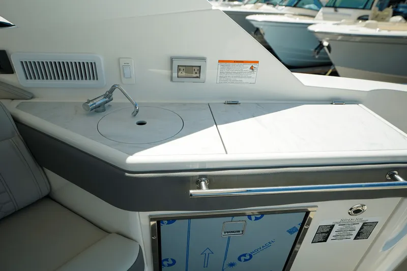 Slide: The Image of Sea Ray Sundancer 320 Outboard 2025 - 19