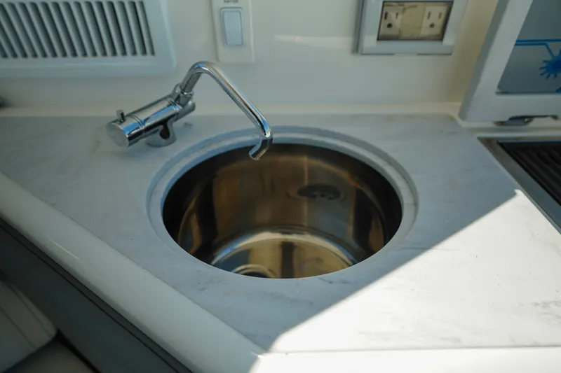 Slide: The Image of Sea Ray Sundancer 320 Outboard 2025 - 21