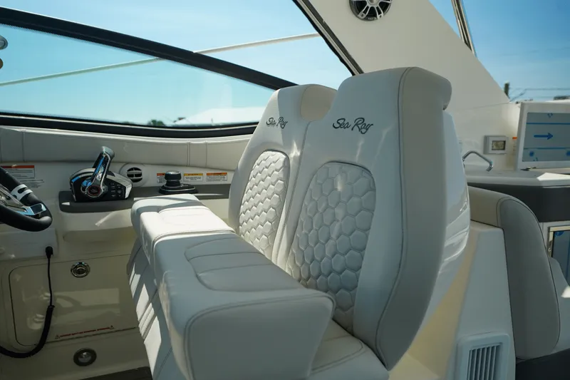 Slide: The Image of Sea Ray Sundancer 320 Outboard 2025 - 24