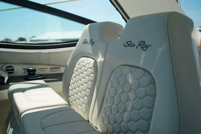 Slide: The Image of Sea Ray Sundancer 320 Outboard 2025 - 25