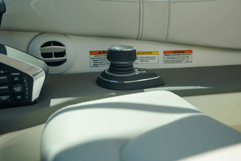 Slide: The Image of Sea Ray Sundancer 320 Outboard 2025 - 27