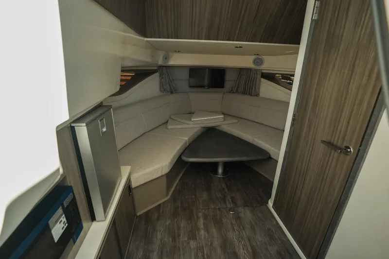 Slide: The Image of Sea Ray Sundancer 320 Outboard 2025 - 28