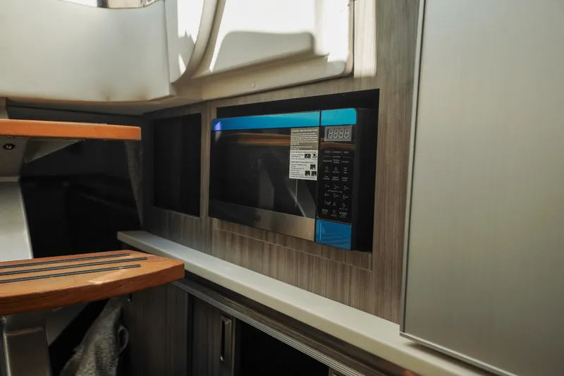 Slide: The Image of Sea Ray Sundancer 320 Outboard 2025 - 29