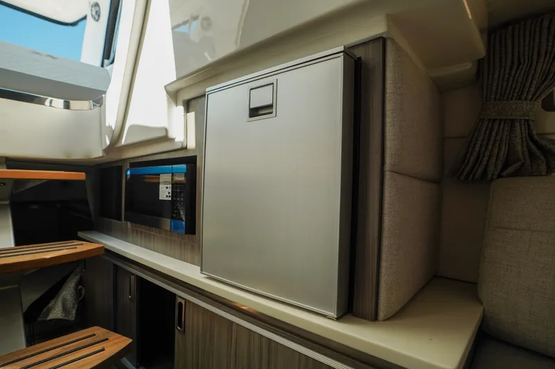 Slide: The Image of Sea Ray Sundancer 320 Outboard 2025 - 31