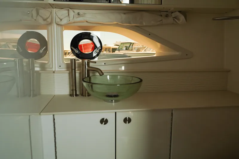 Slide: The Image of Sea Ray Sundancer 320 Outboard 2025 - 32