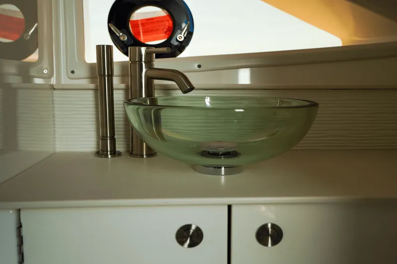 Slide: The Image of Sea Ray Sundancer 320 Outboard 2025 - 33