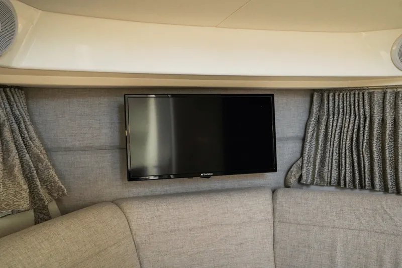 Slide: The Image of Sea Ray Sundancer 320 Outboard 2025 - 38