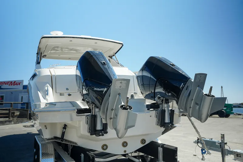 Slide: The Image of Sea Ray Sundancer 320 Outboard 2025 - 4