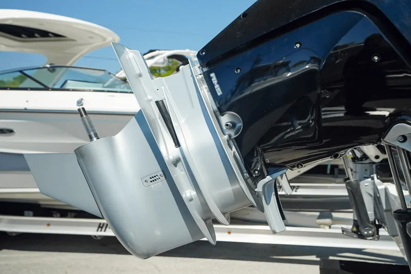Slide: The Image of Sea Ray Sundancer 320 Outboard 2025 - 6