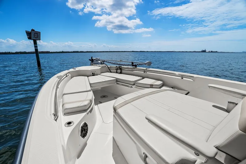 Slide: The Image of Boston Whaler 280 DAUNTLESS 2025 - 30