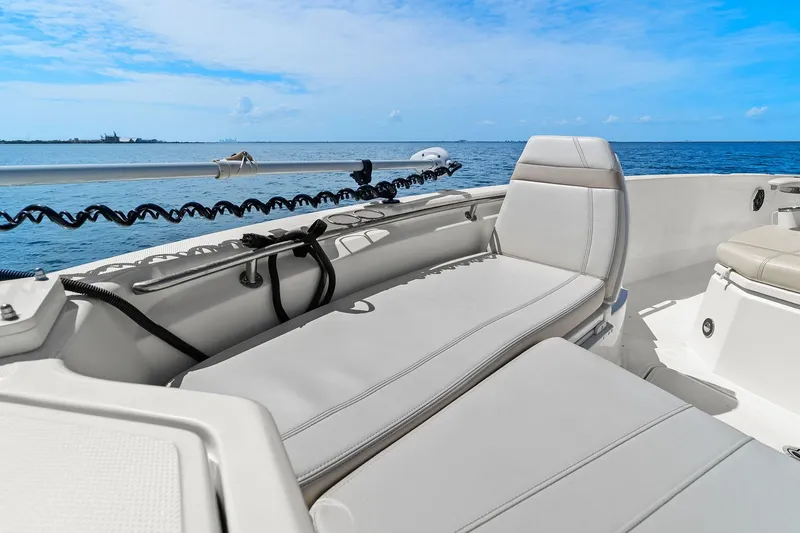Slide: The Image of Boston Whaler 280 DAUNTLESS 2025 - 35