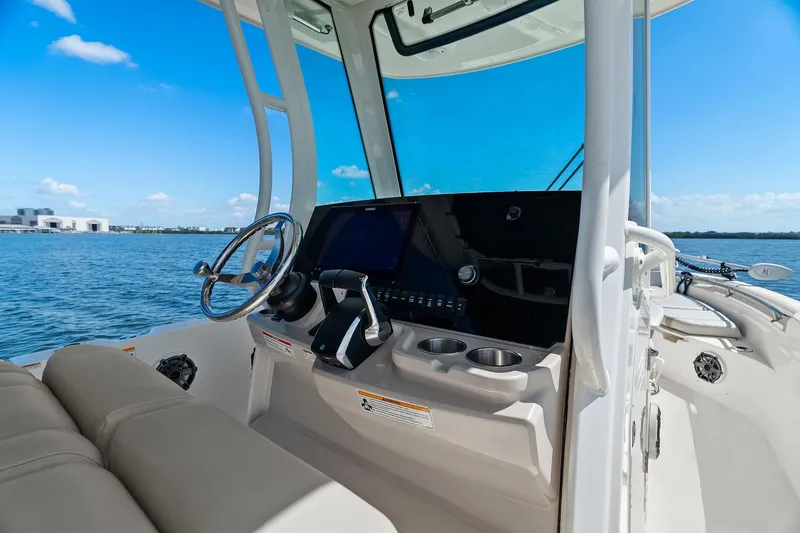 Slide: The Image of Boston Whaler 280 DAUNTLESS 2025 - 36