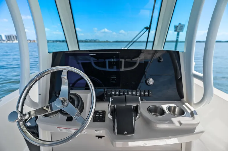 Slide: The Image of Boston Whaler 280 DAUNTLESS 2025 - 37