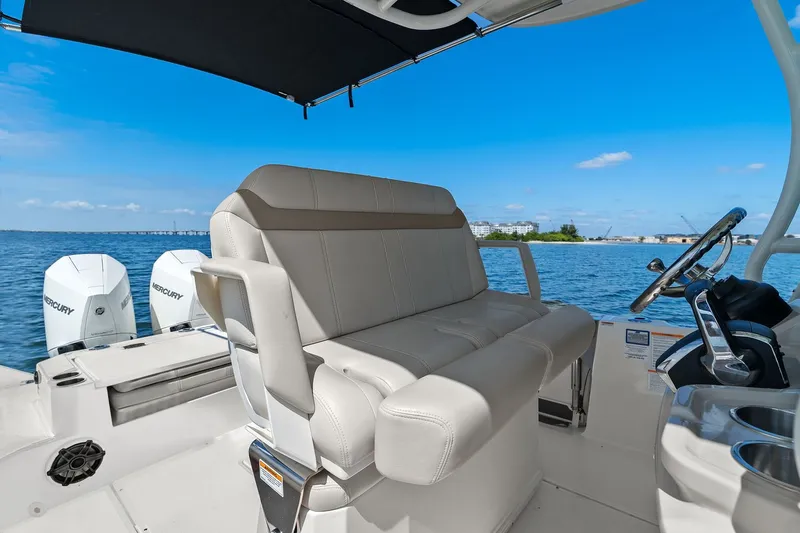 Slide: The Image of Boston Whaler 280 DAUNTLESS 2025 - 38