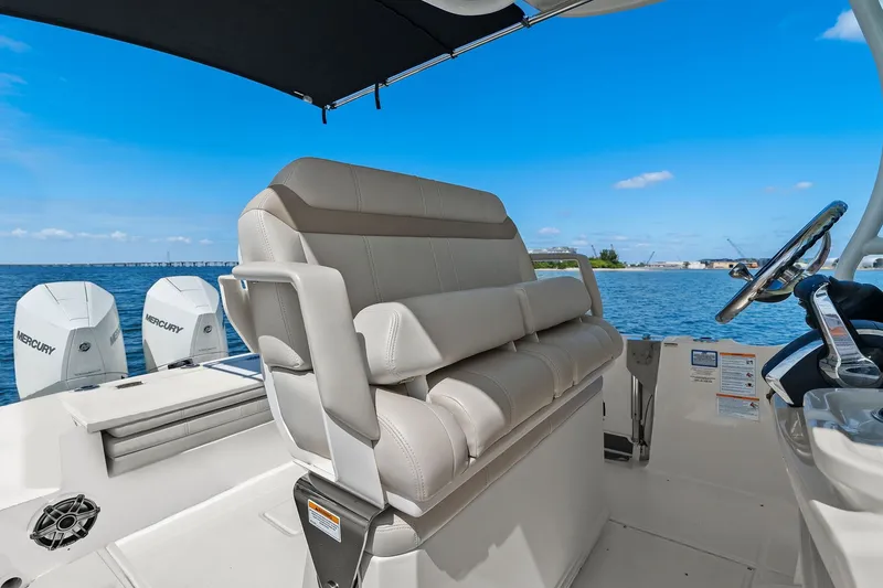 Slide: The Image of Boston Whaler 280 DAUNTLESS 2025 - 39