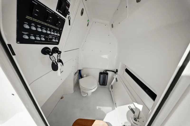 Slide: The Image of Boston Whaler 280 DAUNTLESS 2025 - 42