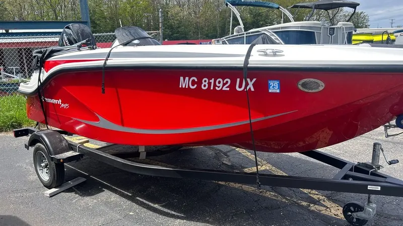 Slide: The Image of Bayliner M15 2023 - 2