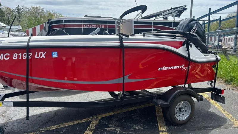 Slide: The Image of Bayliner M15 2023 - 6