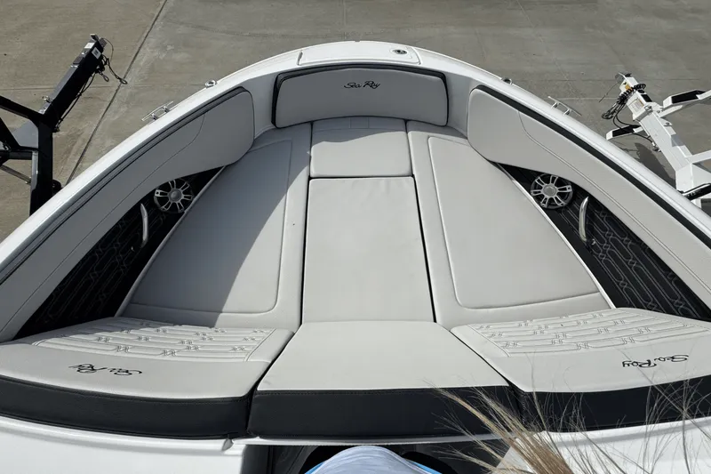 Slide: The Image of Sea Ray SPX 210 2024 - 14