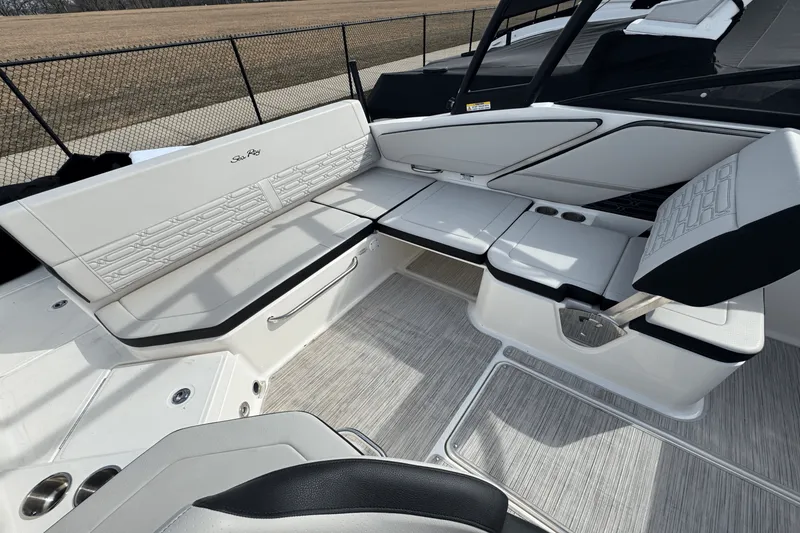 Slide: The Image of Sea Ray SPX 210 2024 - 18