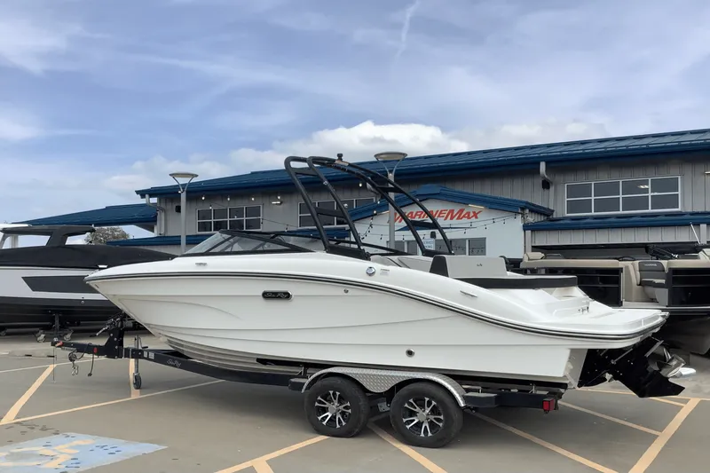 Slide: The Image of Sea Ray SPX 210 2024 - 2